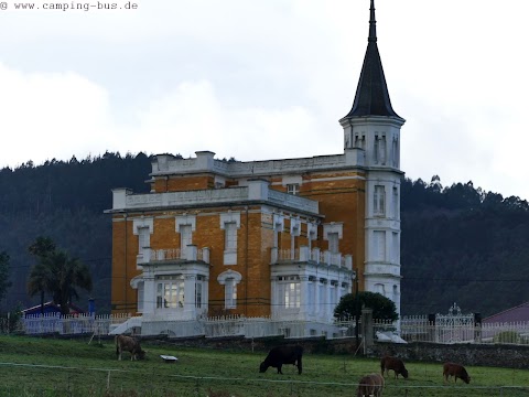 La Casa de la Torre o Casa Amarilla, monumento en Somao